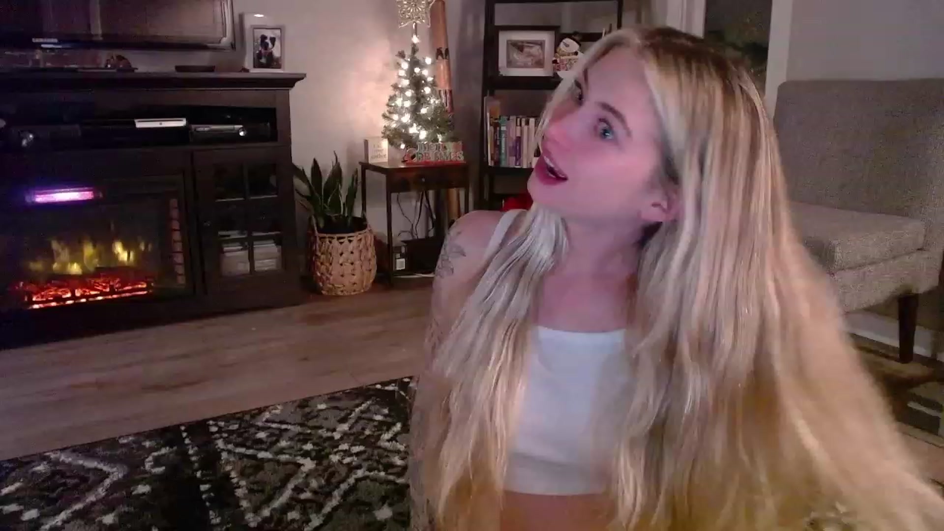 Gallery image thumbnail from Lovelyemilia's myfreecams stream on, 11/21/2023, 05:37 image 3 of 20