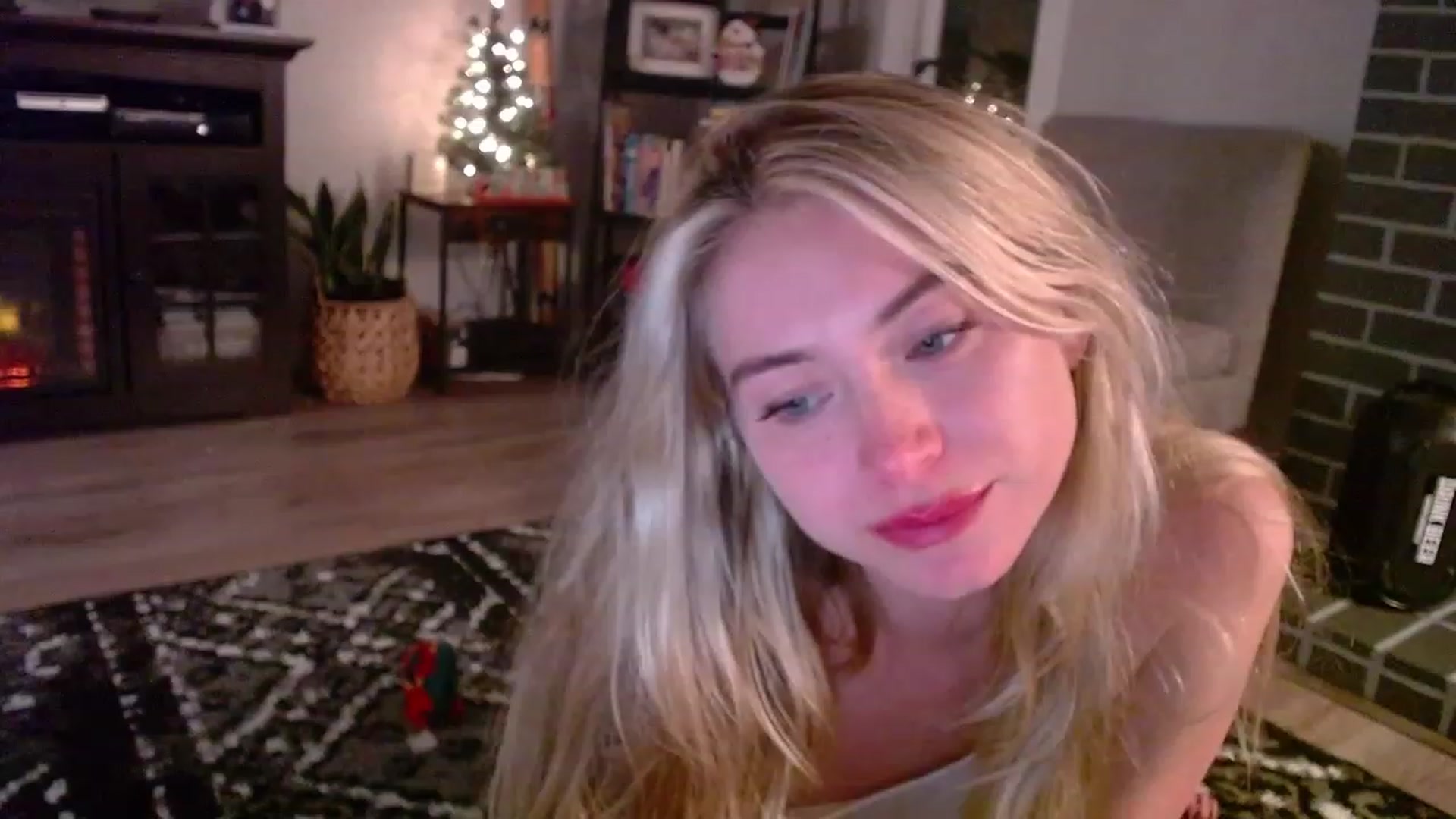 Gallery image thumbnail from Lovelyemilia's myfreecams stream on, 11/21/2023, 07:09 image 3 of 20