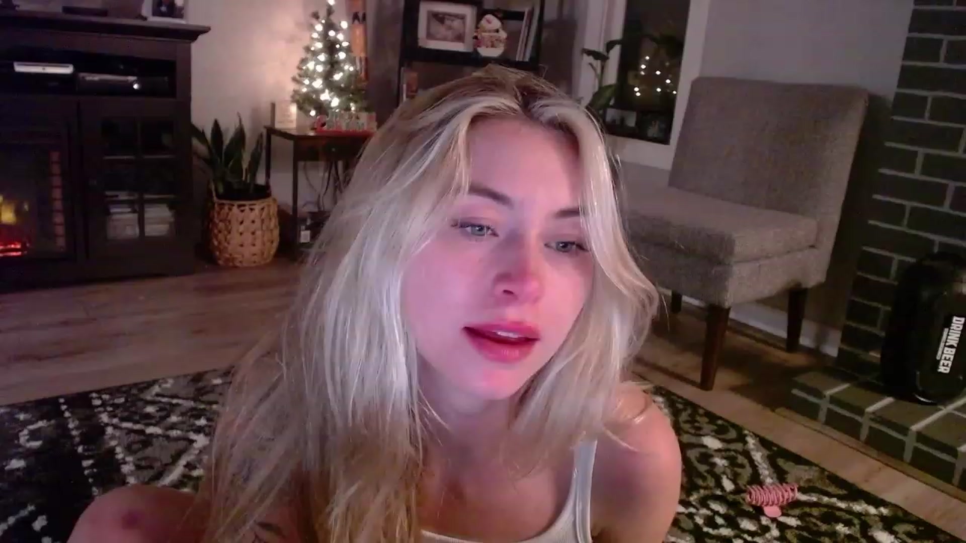 Gallery image thumbnail from Lovelyemilia's myfreecams stream on, 11/21/2023, 07:09 image 7 of 20