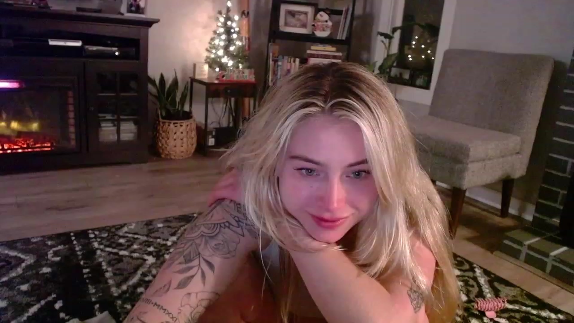 Gallery image thumbnail from Lovelyemilia's myfreecams stream on, 11/21/2023, 07:09 image 19 of 20