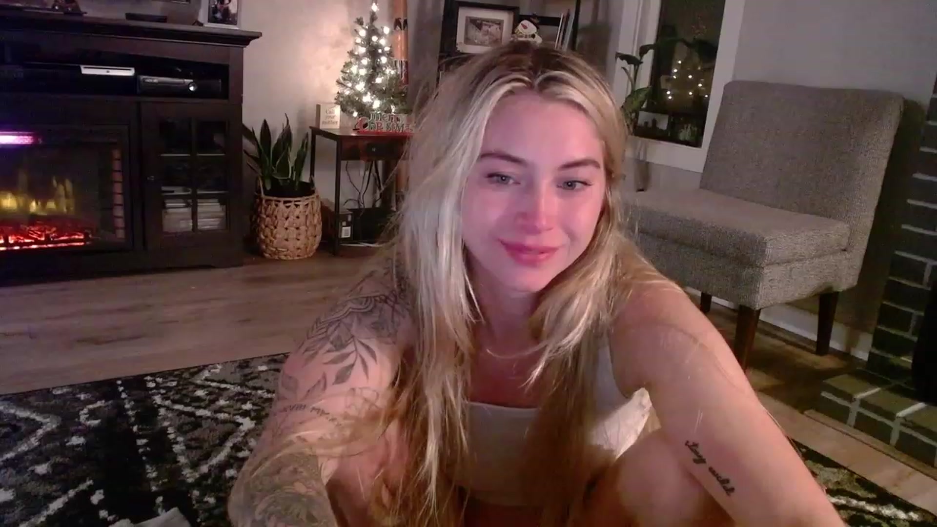 Gallery image thumbnail from Lovelyemilia's myfreecams stream on, 11/21/2023, 07:59 image 1 of 20