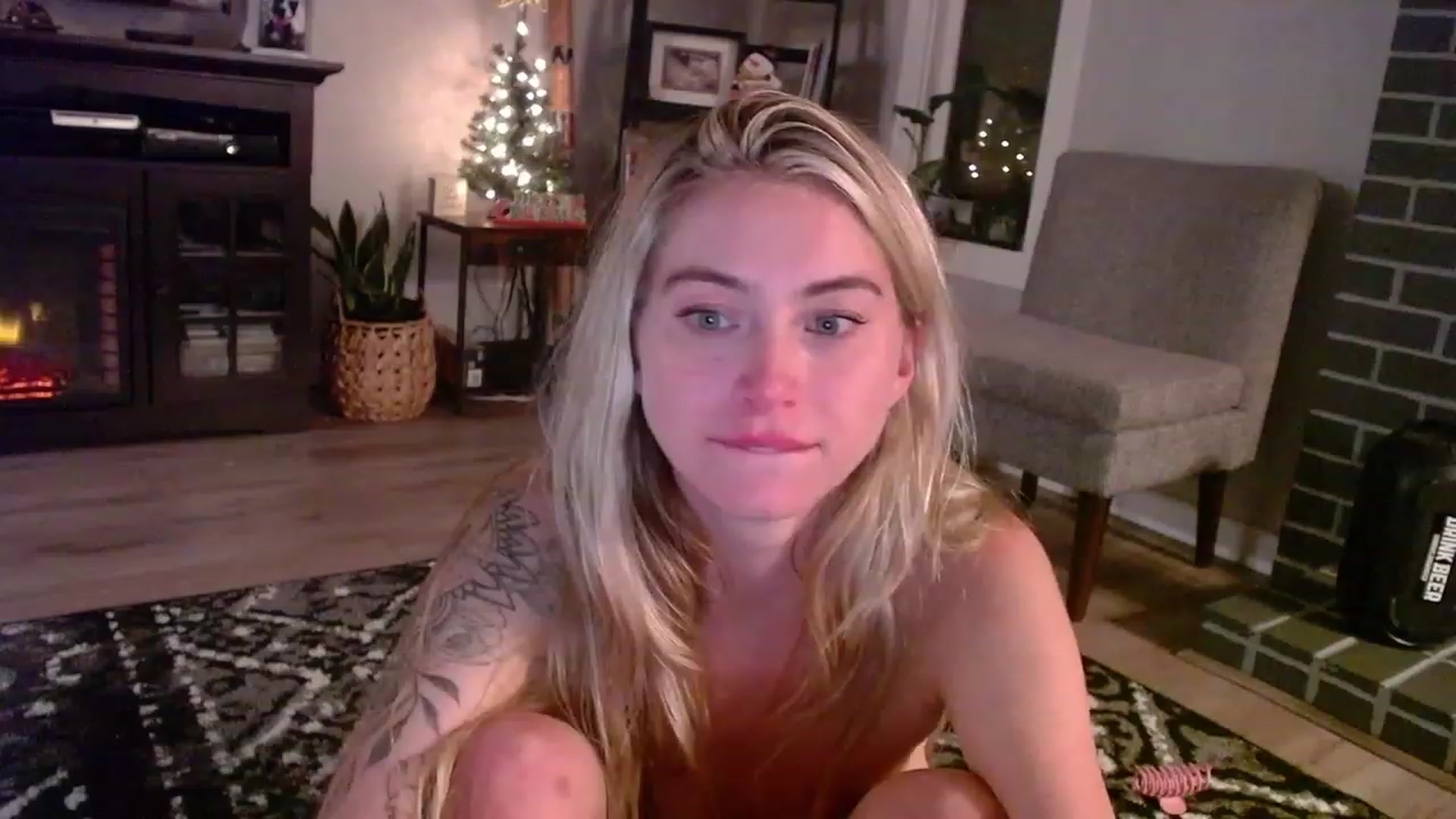 Gallery image thumbnail from Lovelyemilia's myfreecams stream on, 11/21/2023, 07:59 image 17 of 20