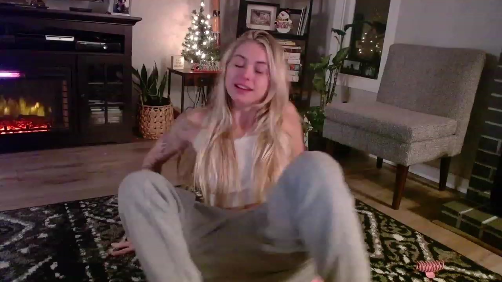 Gallery image thumbnail from Lovelyemilia's myfreecams stream on, 11/21/2023, 07:59 image 8 of 20