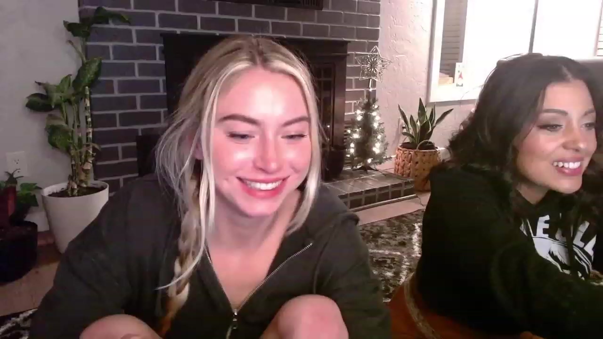 Gallery image thumbnail from Lovelyemilia's myfreecams stream on, 11/22/2023, 06:14 image 4 of 20