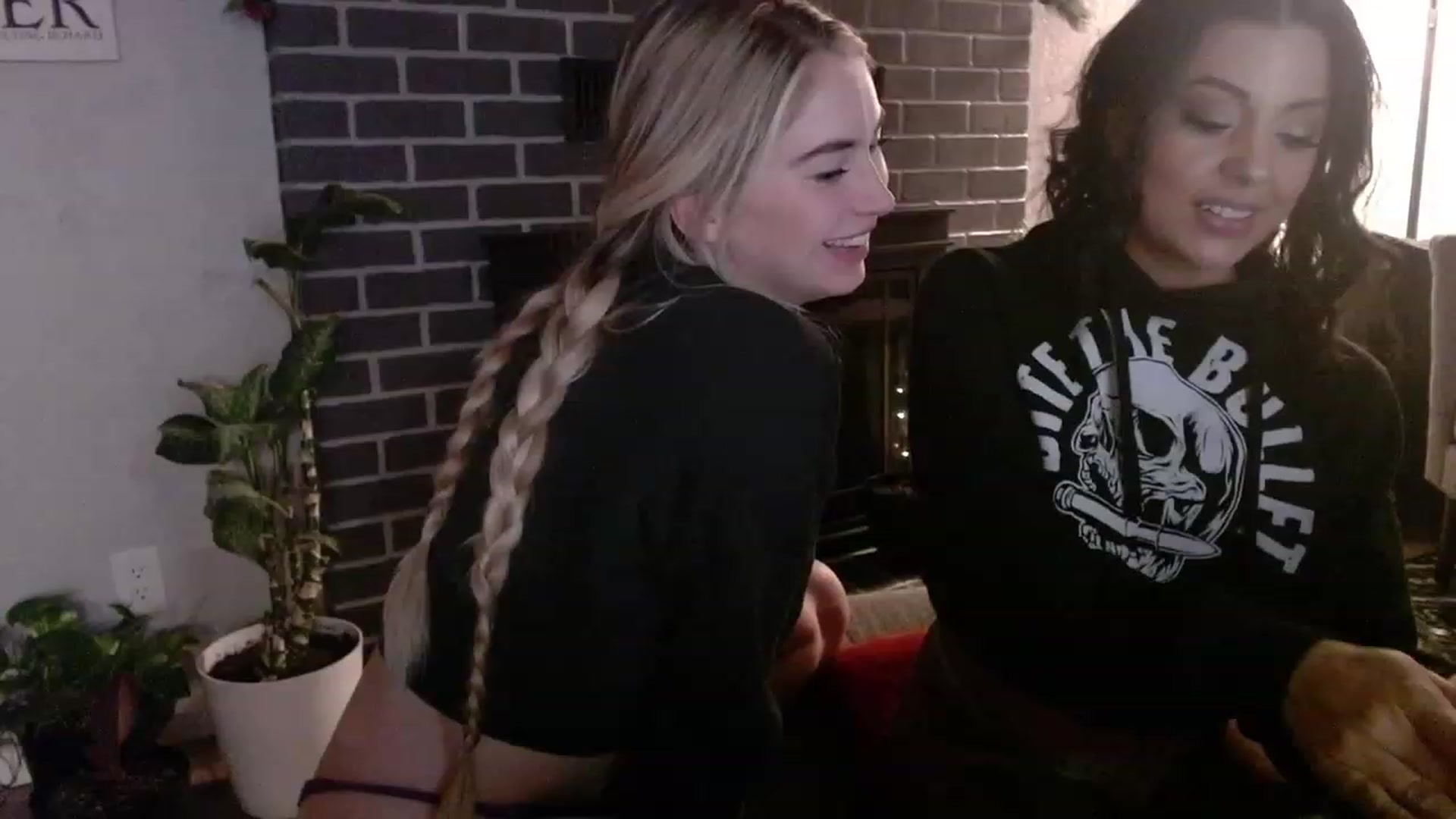 Gallery image thumbnail from Lovelyemilia's myfreecams stream on, 11/22/2023, 06:25 image 10 of 20