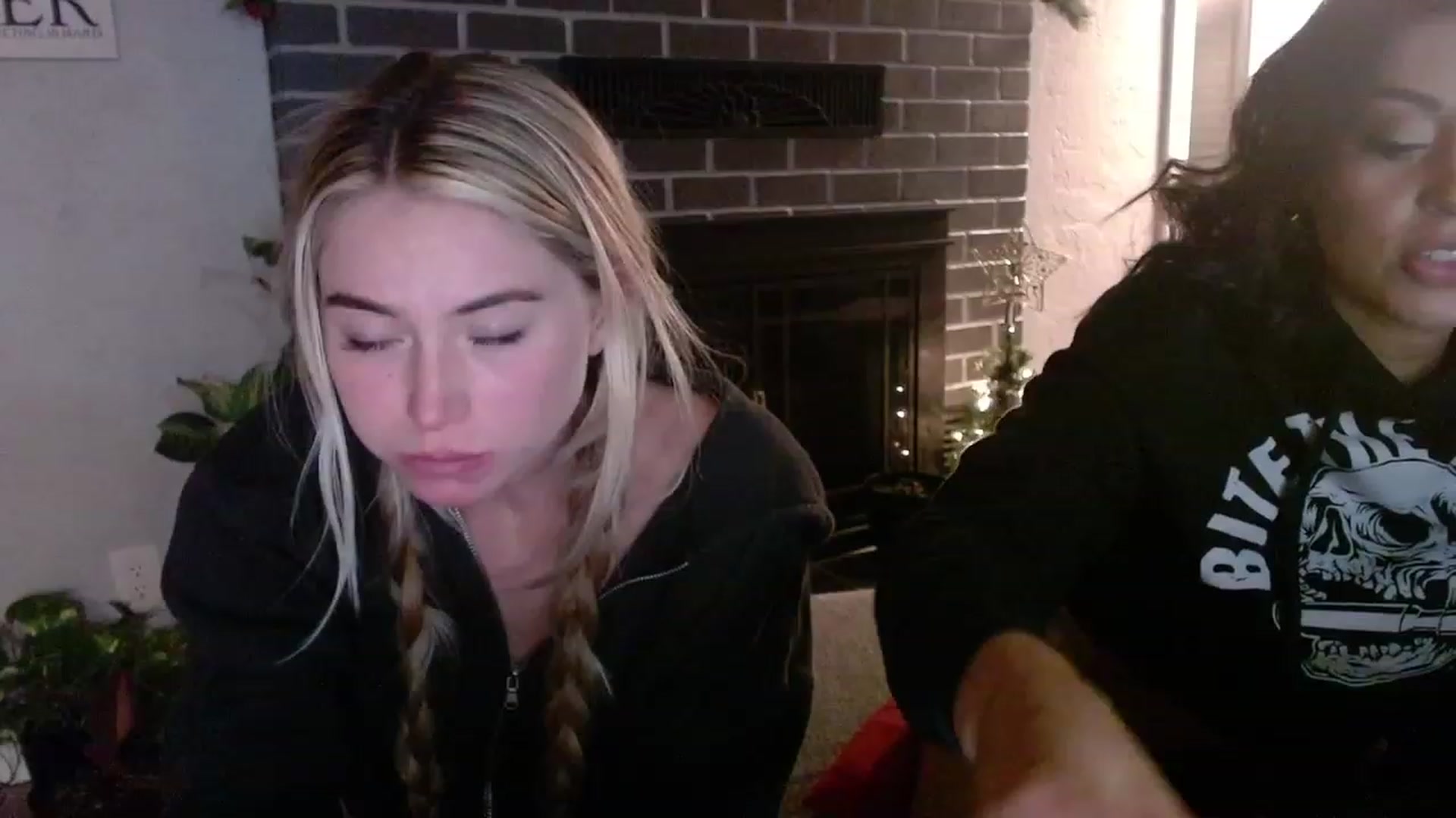 Gallery image thumbnail from Lovelyemilia's myfreecams stream on, 11/22/2023, 06:25 image 16 of 20