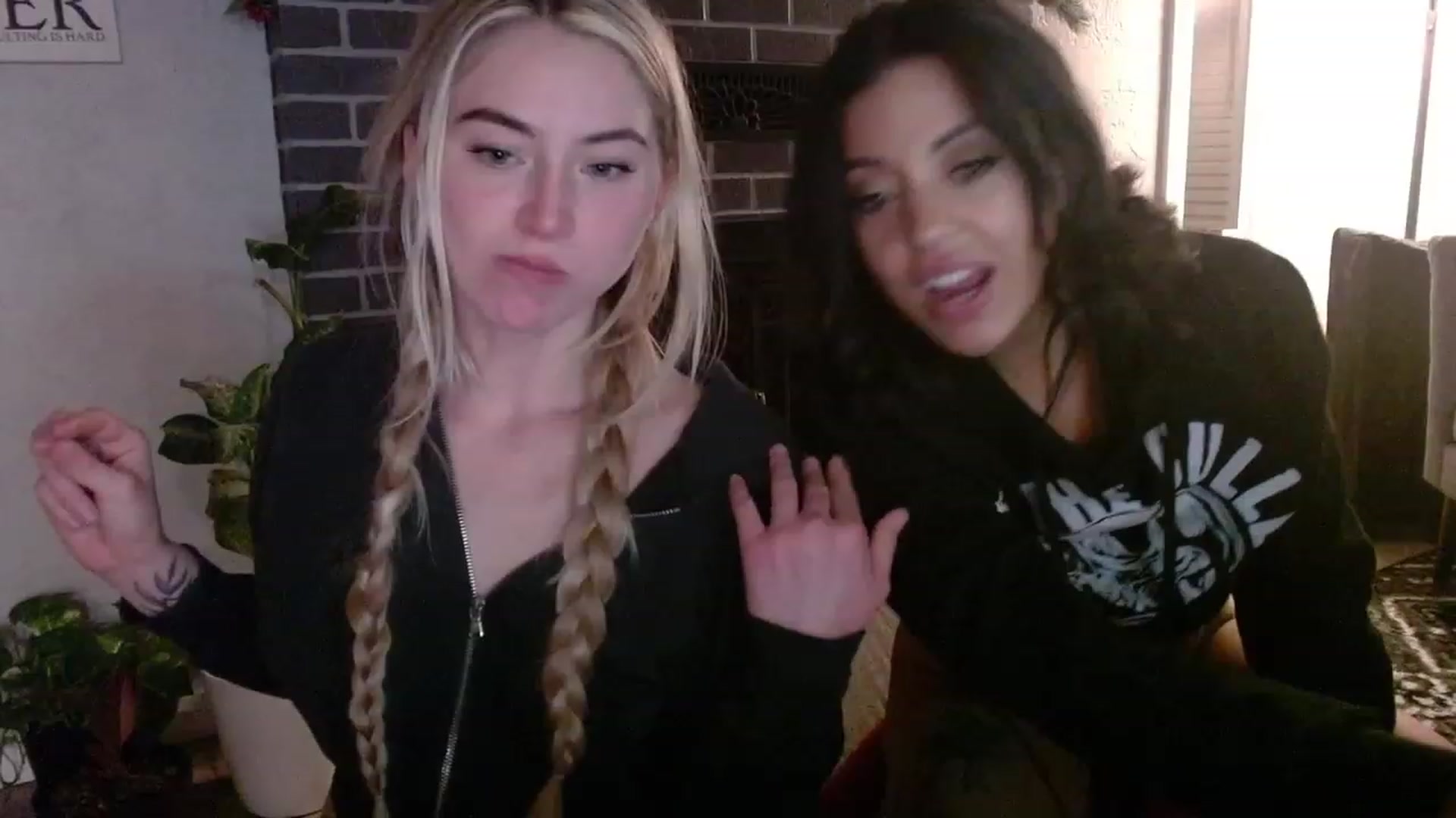 Gallery image thumbnail from Lovelyemilia's myfreecams stream on, 11/22/2023, 06:25 image 15 of 20