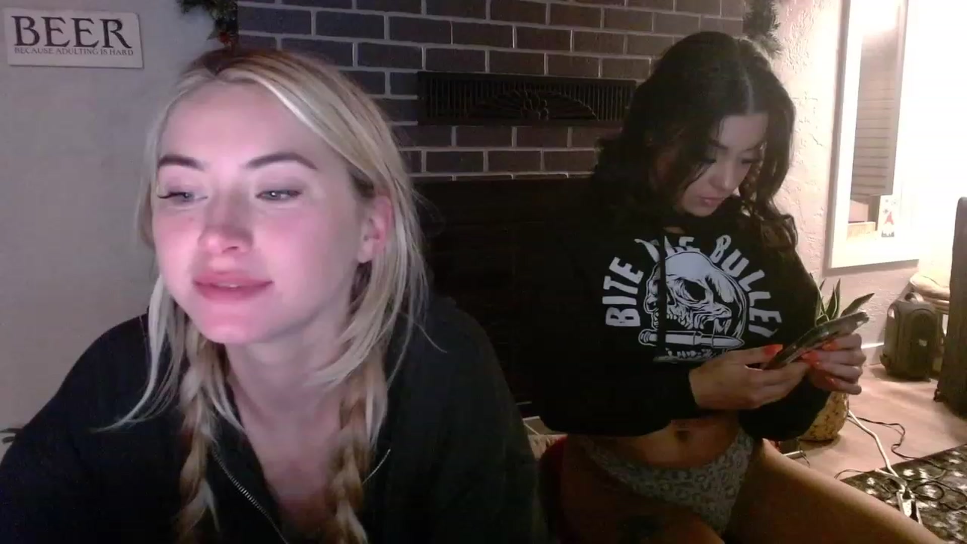 Gallery image thumbnail from Lovelyemilia's myfreecams stream on, 11/22/2023, 07:40 image 4 of 20