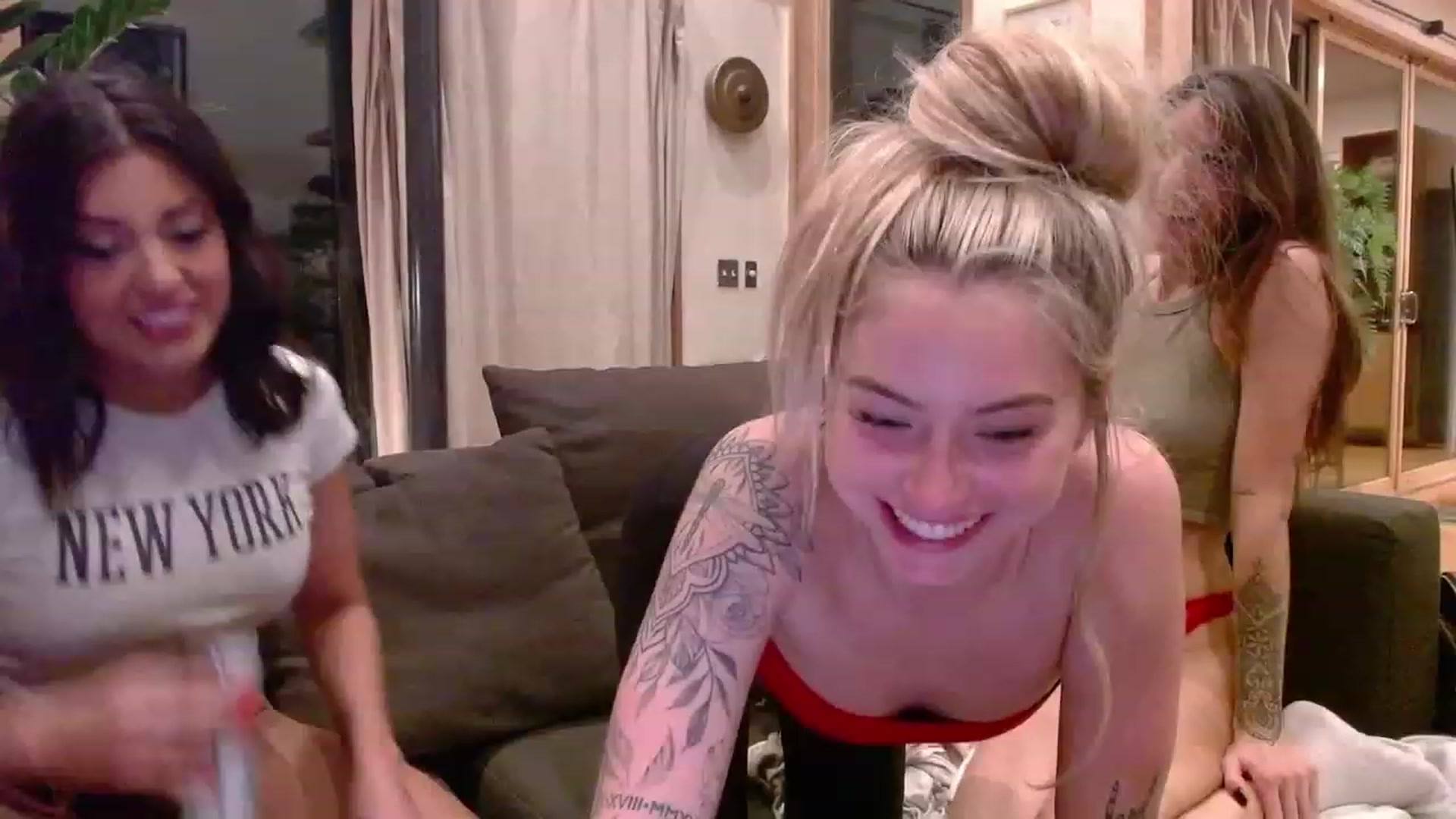 Gallery image thumbnail from Lovelyemilia's myfreecams stream on, 12/02/2023, 02:49 image 7 of 20