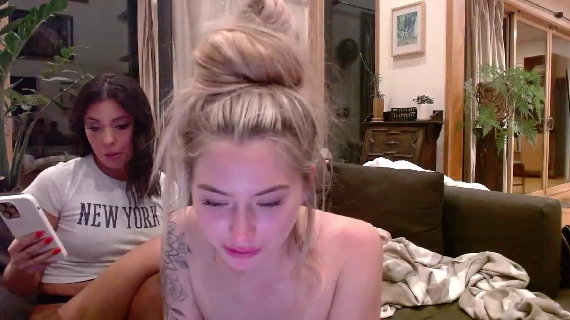 Gallery image thumbnail from Lovelyemilia's myfreecams stream on, 12/02/2023, 02:49 image 3 of 20