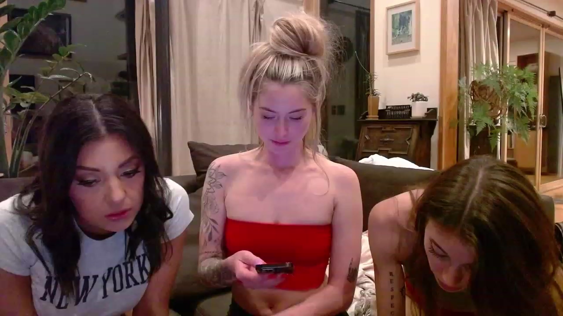 Gallery image thumbnail from Lovelyemilia's myfreecams stream on, 12/02/2023, 02:49 image 10 of 20