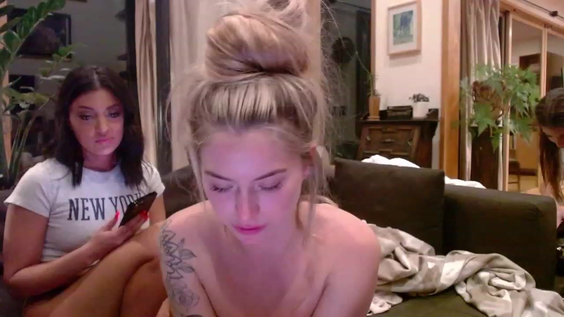 Gallery image thumbnail from Lovelyemilia's myfreecams stream on, 12/02/2023, 02:49 image 1 of 20