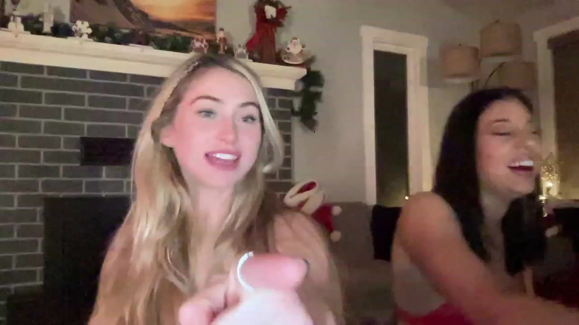 Gallery image thumbnail from Lovelyemilia's myfreecams stream on, 12/15/2023, 07:43 image 6 of 20