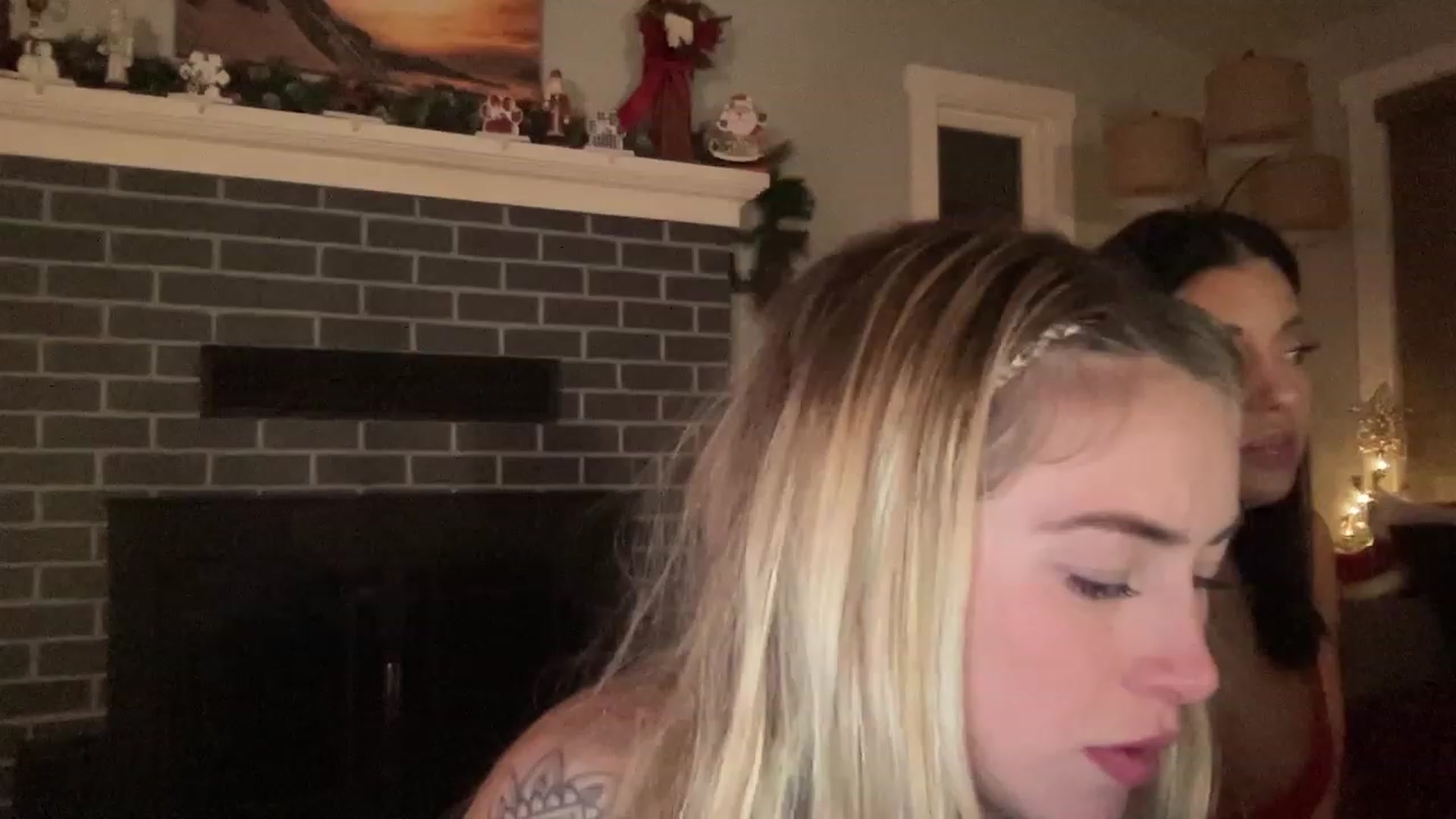Gallery image thumbnail from Lovelyemilia's myfreecams stream on, 12/15/2023, 07:43 image 12 of 20