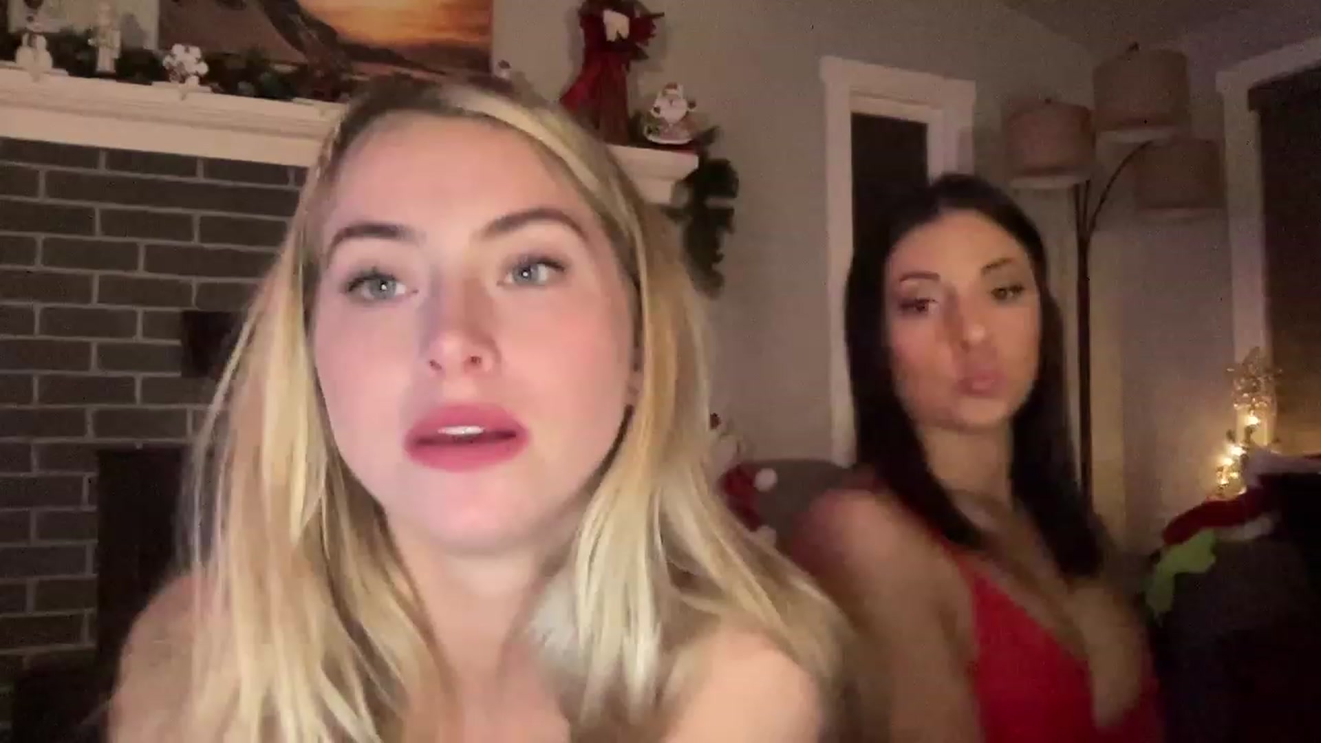 Gallery image thumbnail from Lovelyemilia's myfreecams stream on, 12/15/2023, 07:43 image 10 of 20