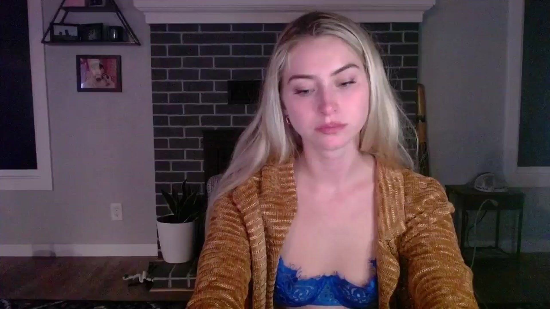 Gallery image thumbnail from Lovelyemilia's myfreecams stream on, 05/08/2024, 05:16 image 10 of 20