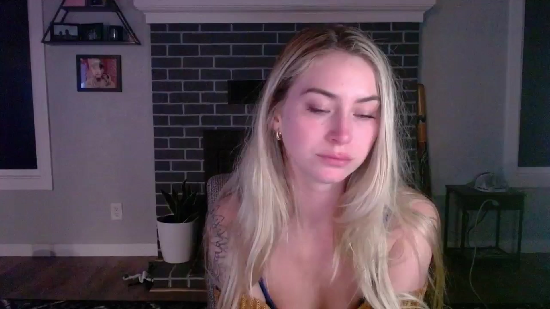Gallery image thumbnail from Lovelyemilia's myfreecams stream on, 05/08/2024, 05:16 image 15 of 20