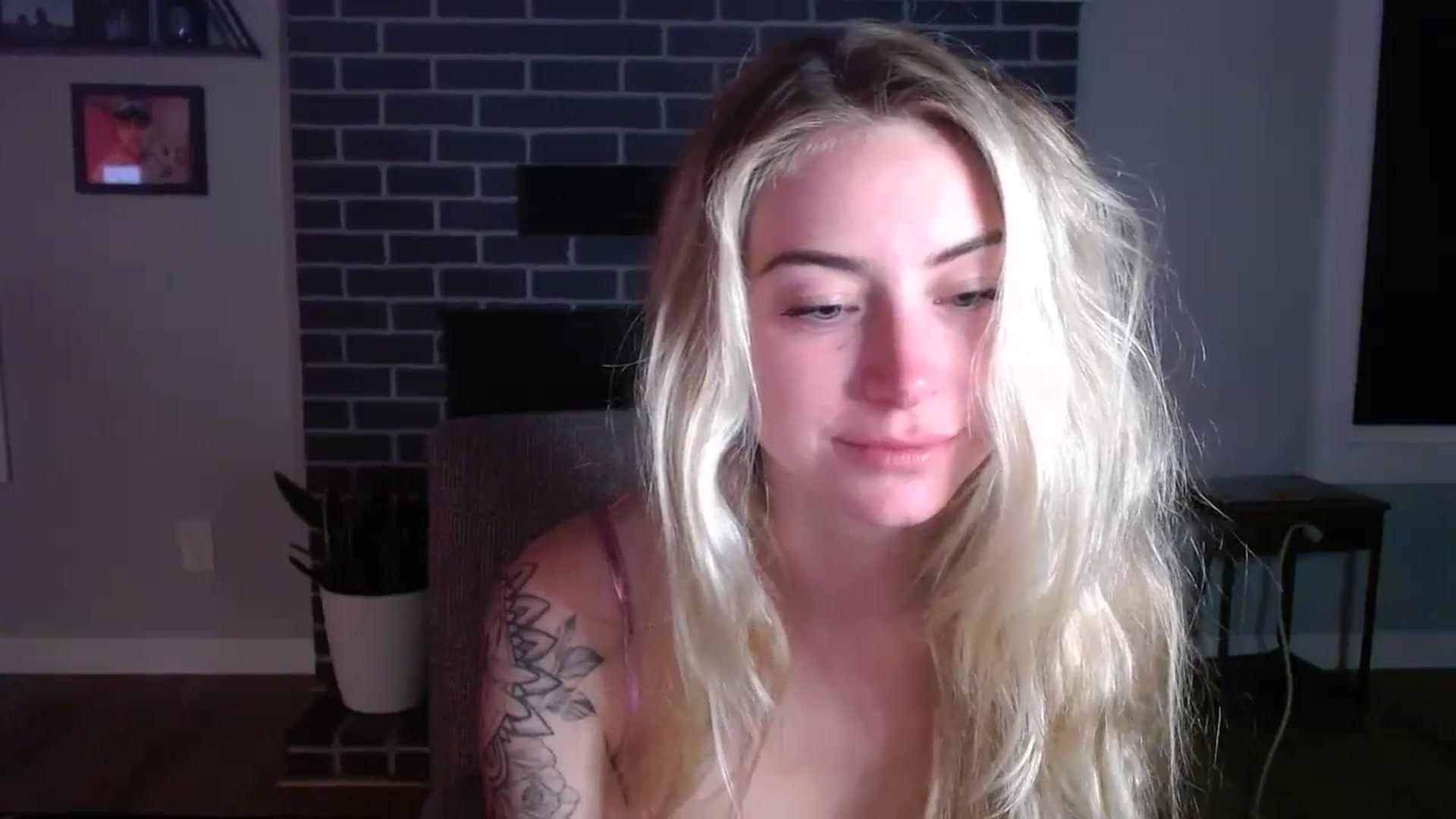 Gallery image thumbnail from Lovelyemilia's myfreecams stream on, 05/15/2024, 05:23 image 3 of 20