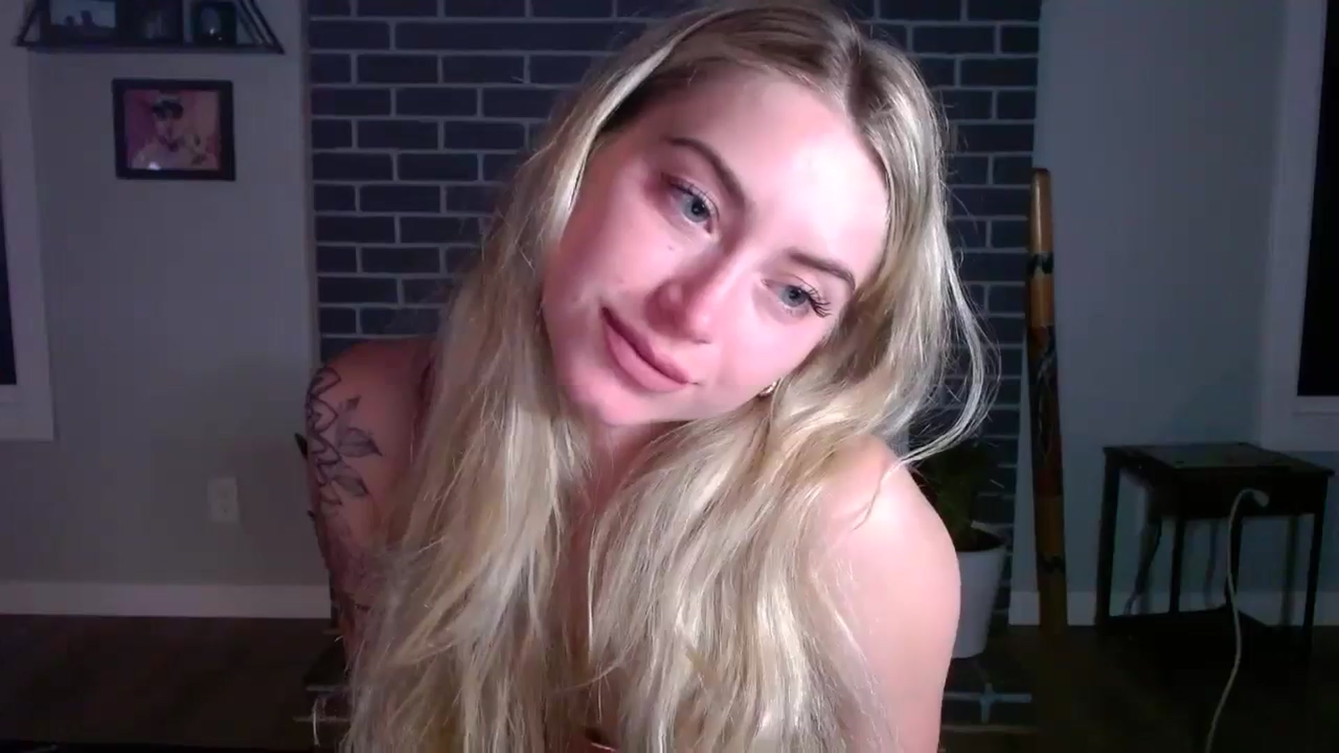 Gallery image thumbnail from Lovelyemilia's myfreecams stream on, 05/15/2024, 05:23 image 18 of 20