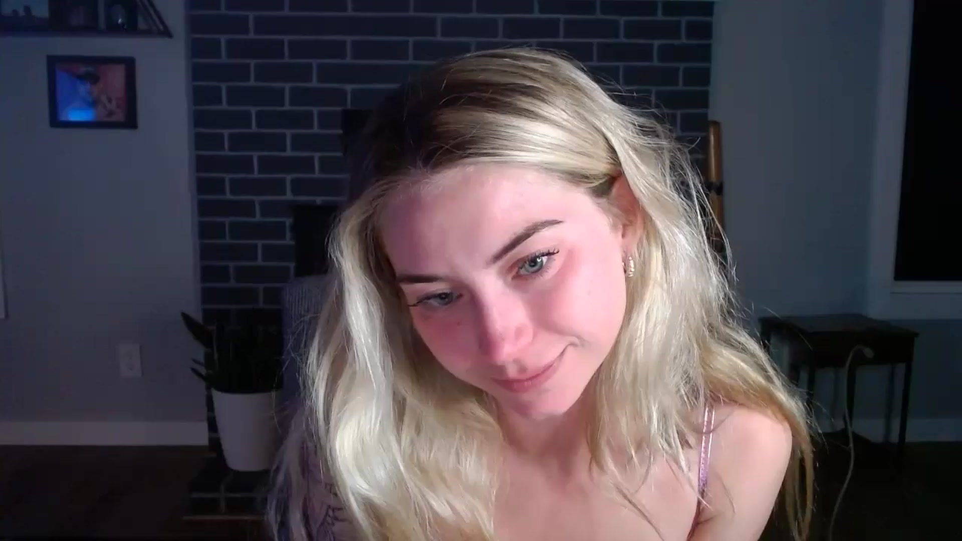 Gallery image thumbnail from Lovelyemilia's myfreecams stream on, 05/15/2024, 05:23 image 5 of 20