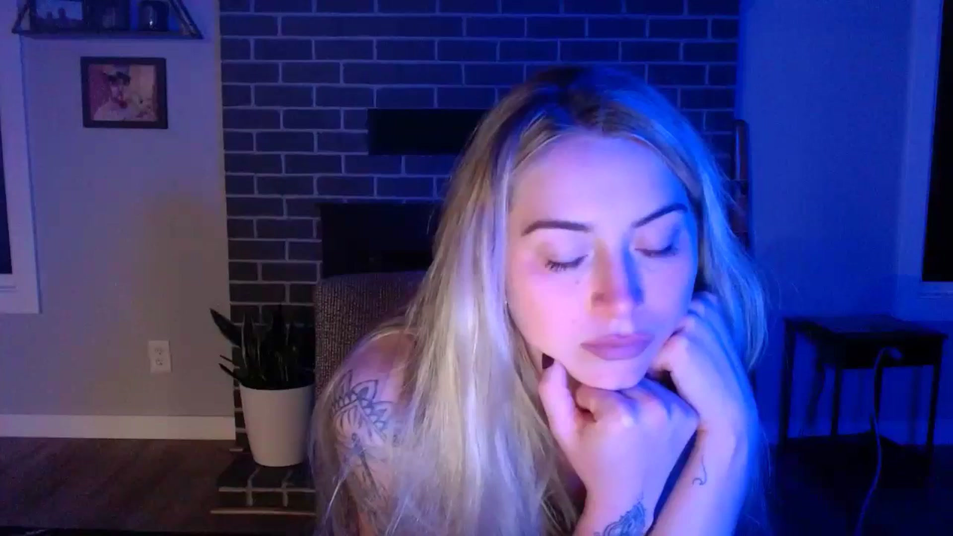Gallery image thumbnail from Lovelyemilia's myfreecams stream on, 05/15/2024, 05:59 image 10 of 20