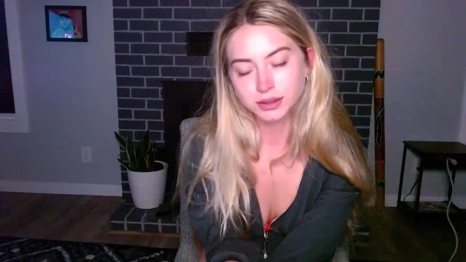 Gallery image thumbnail from Lovelyemilia's myfreecams stream on, 05/21/2024, 04:42 image 14 of 20