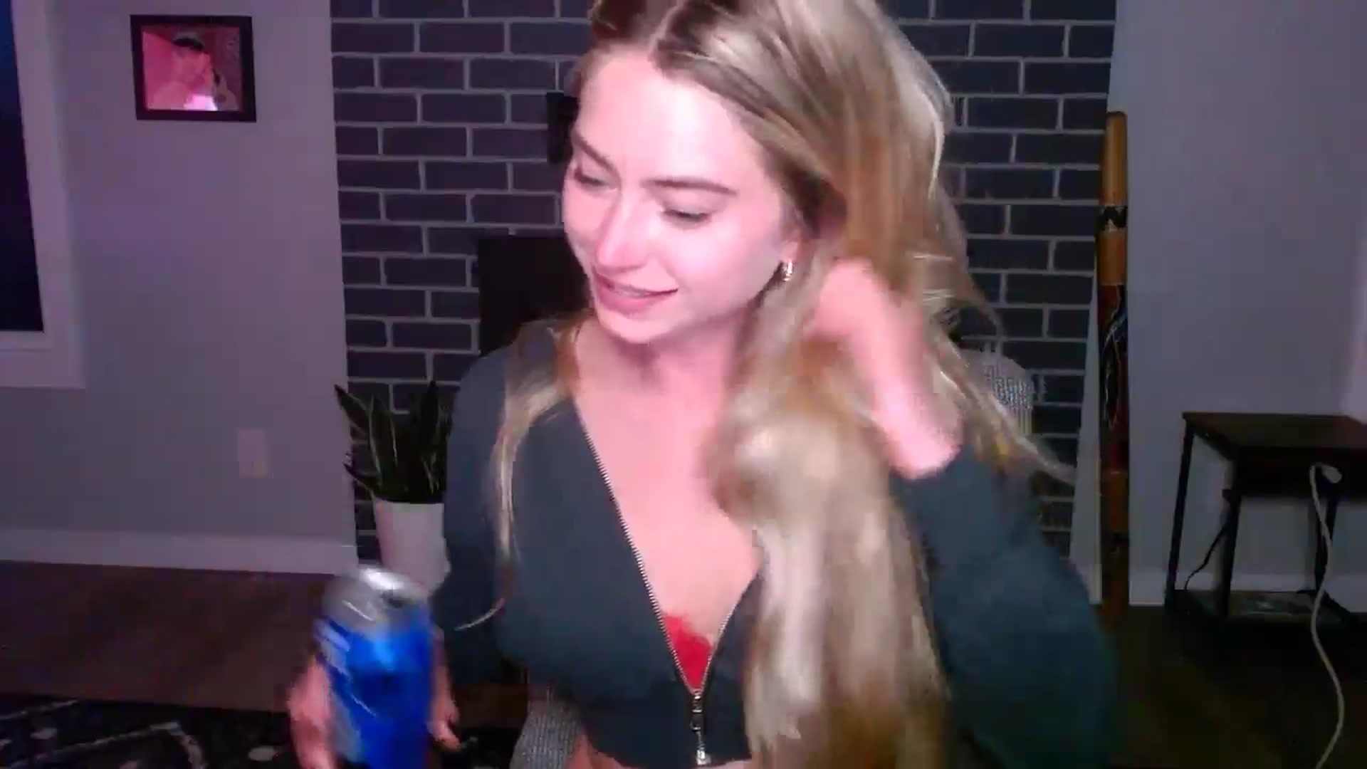Gallery image thumbnail from Lovelyemilia's myfreecams stream on, 05/21/2024, 04:42 image 11 of 20