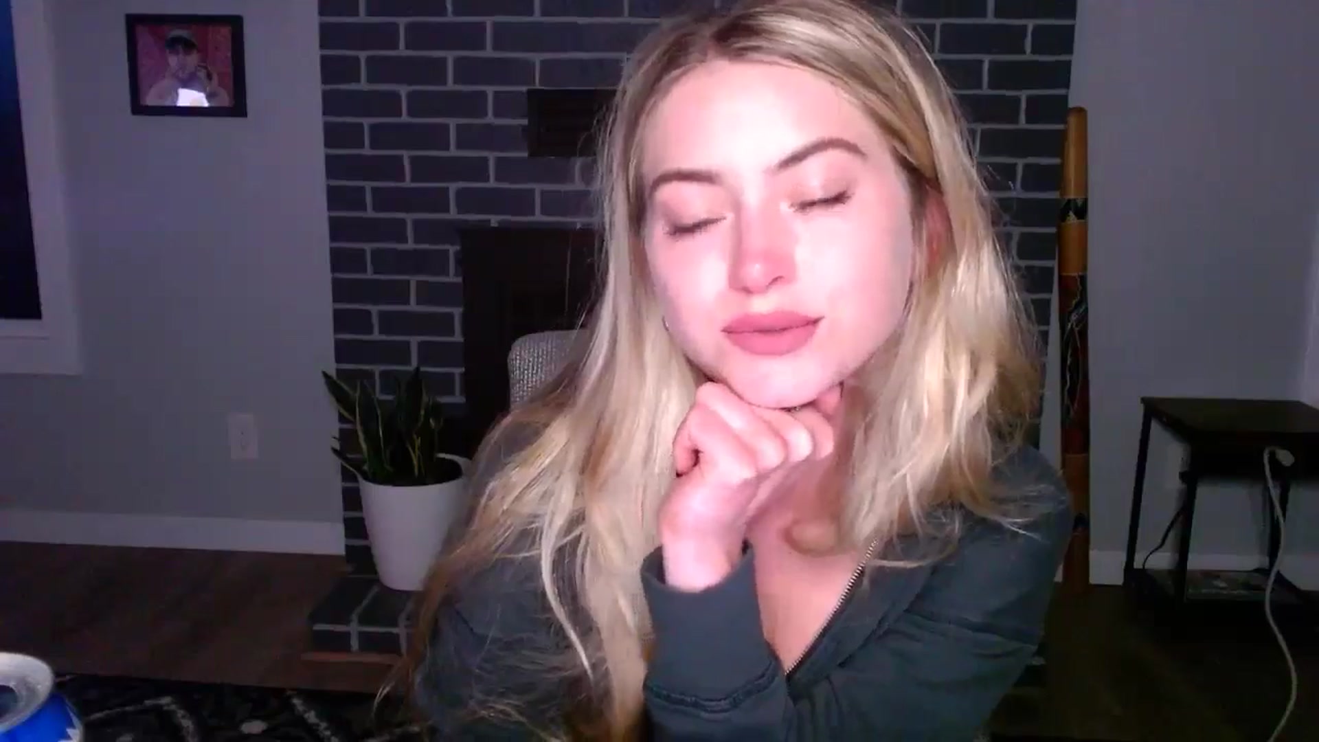 Gallery image thumbnail from Lovelyemilia's myfreecams stream on, 05/21/2024, 04:42 image 9 of 20