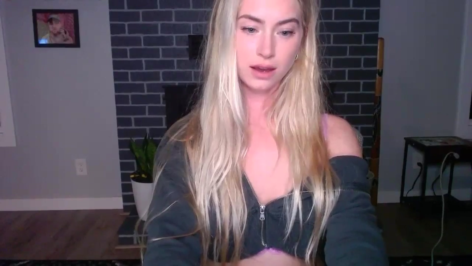 Gallery image thumbnail from Lovelyemilia's myfreecams stream on, 05/29/2024, 05:27 image 12 of 20