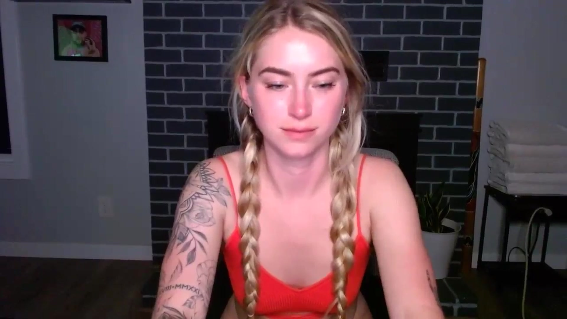 Gallery image thumbnail from Lovelyemilia's myfreecams stream on, 06/05/2024, 04:44 image 19 of 20