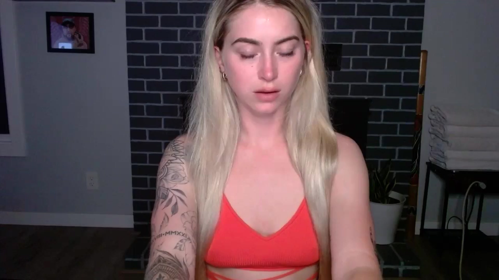 Gallery image thumbnail from Lovelyemilia's myfreecams stream on, 06/05/2024, 04:44 image 3 of 20