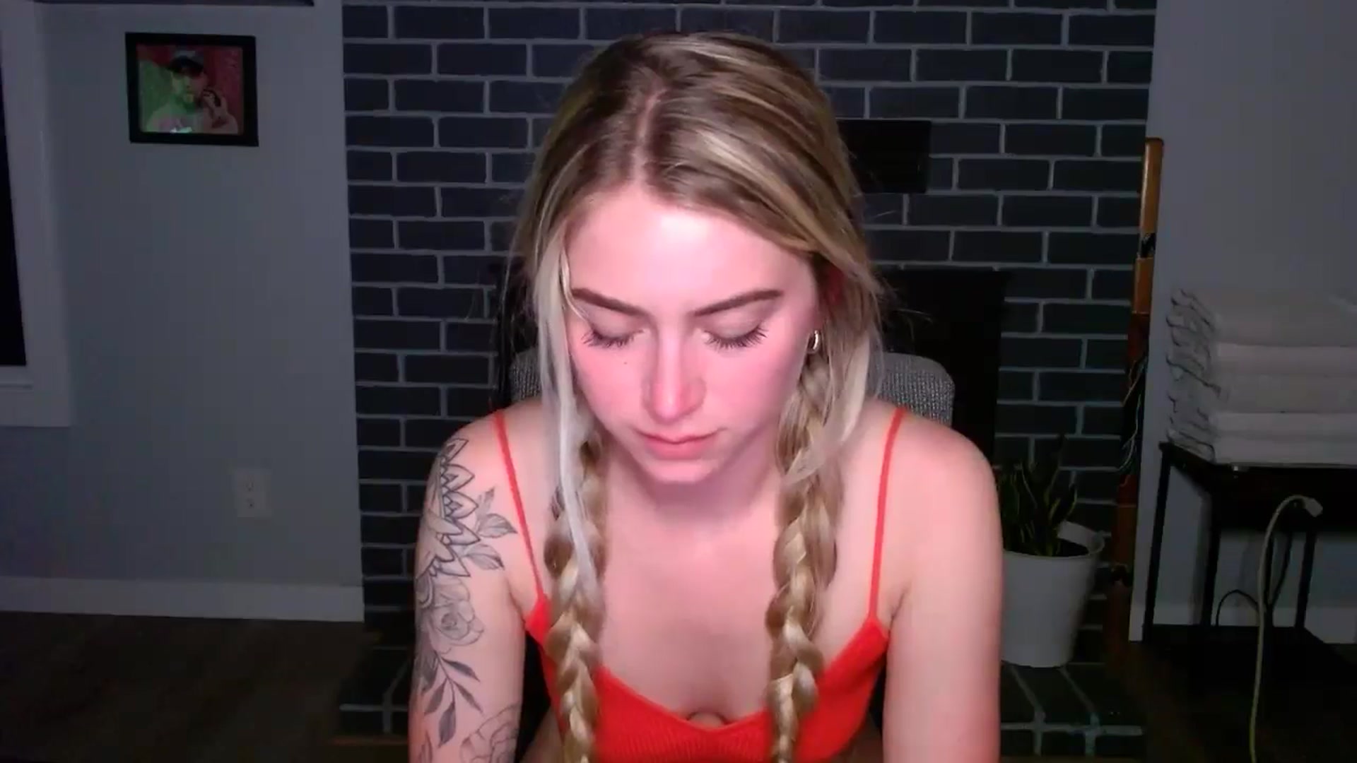Gallery image thumbnail from Lovelyemilia's myfreecams stream on, 06/05/2024, 04:44 image 18 of 20