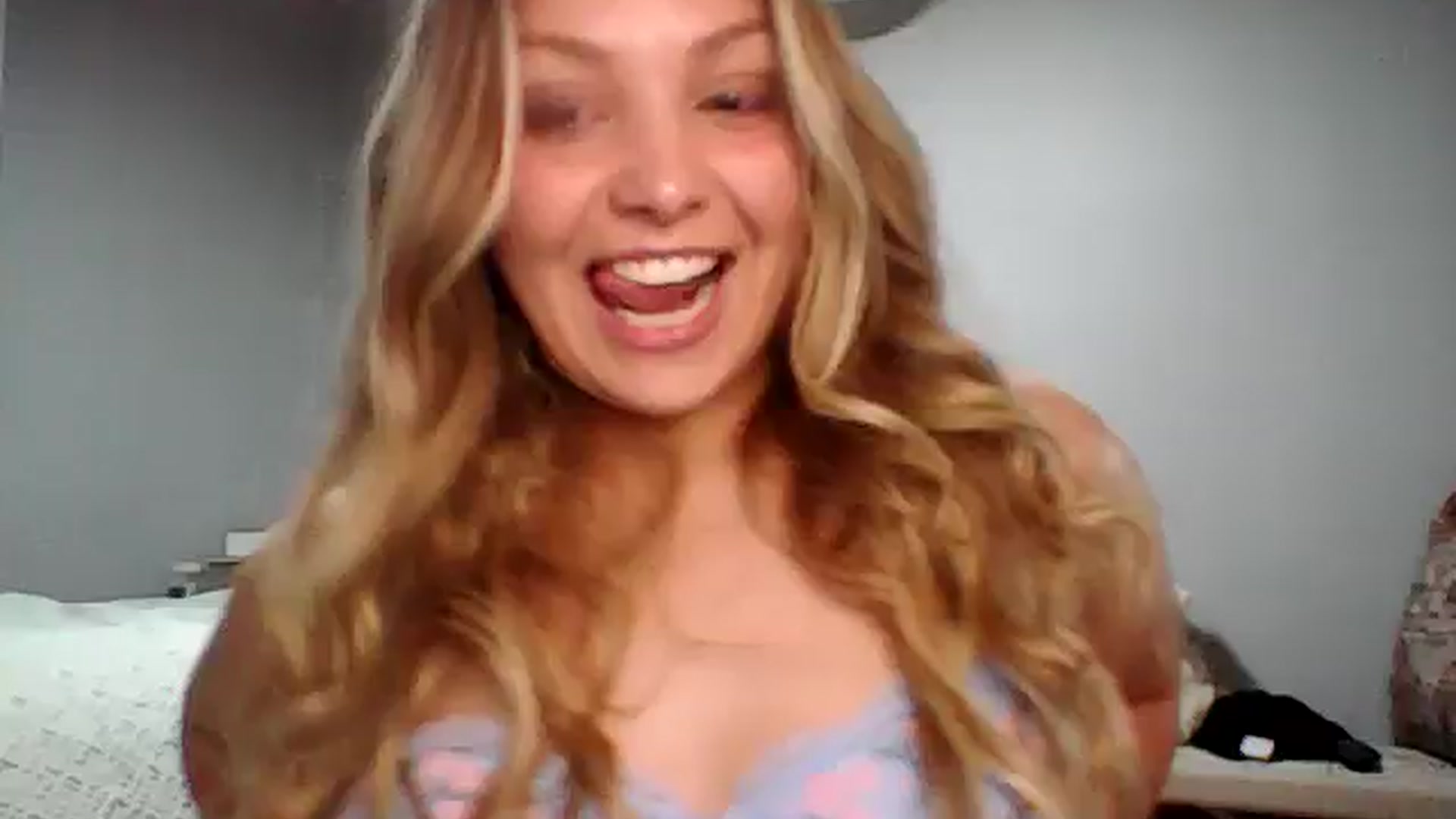 Gallery image thumbnail from Lovelyleah's myfreecams stream on, 05/19/2025, 15:11 image 14 of 20
