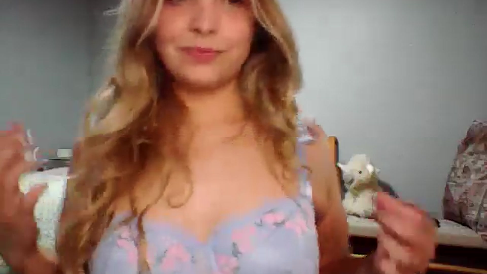 Gallery image thumbnail from Lovelyleah's myfreecams stream on, 05/19/2025, 15:11 image 10 of 20