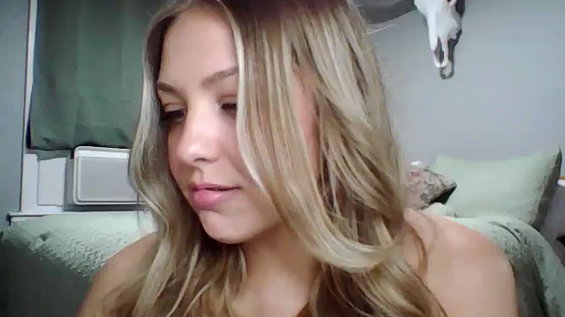 Gallery image thumbnail from Lovelyleah's myfreecams stream on, 05/19/2025, 16:42 image 17 of 20