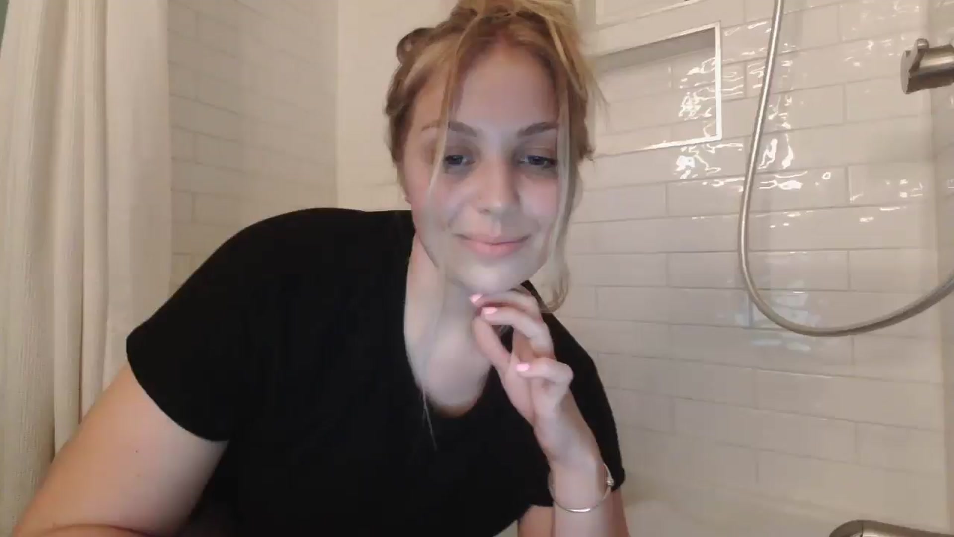 Gallery image thumbnail from Lovelyleah's myfreecams stream on, 06/07/2025, 03:59 image 17 of 20