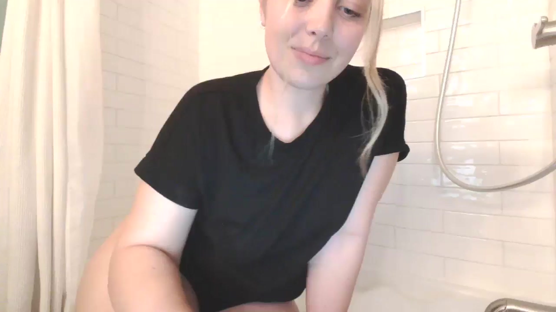 Gallery image thumbnail from Lovelyleah's myfreecams stream on, 06/07/2025, 03:59 image 10 of 20