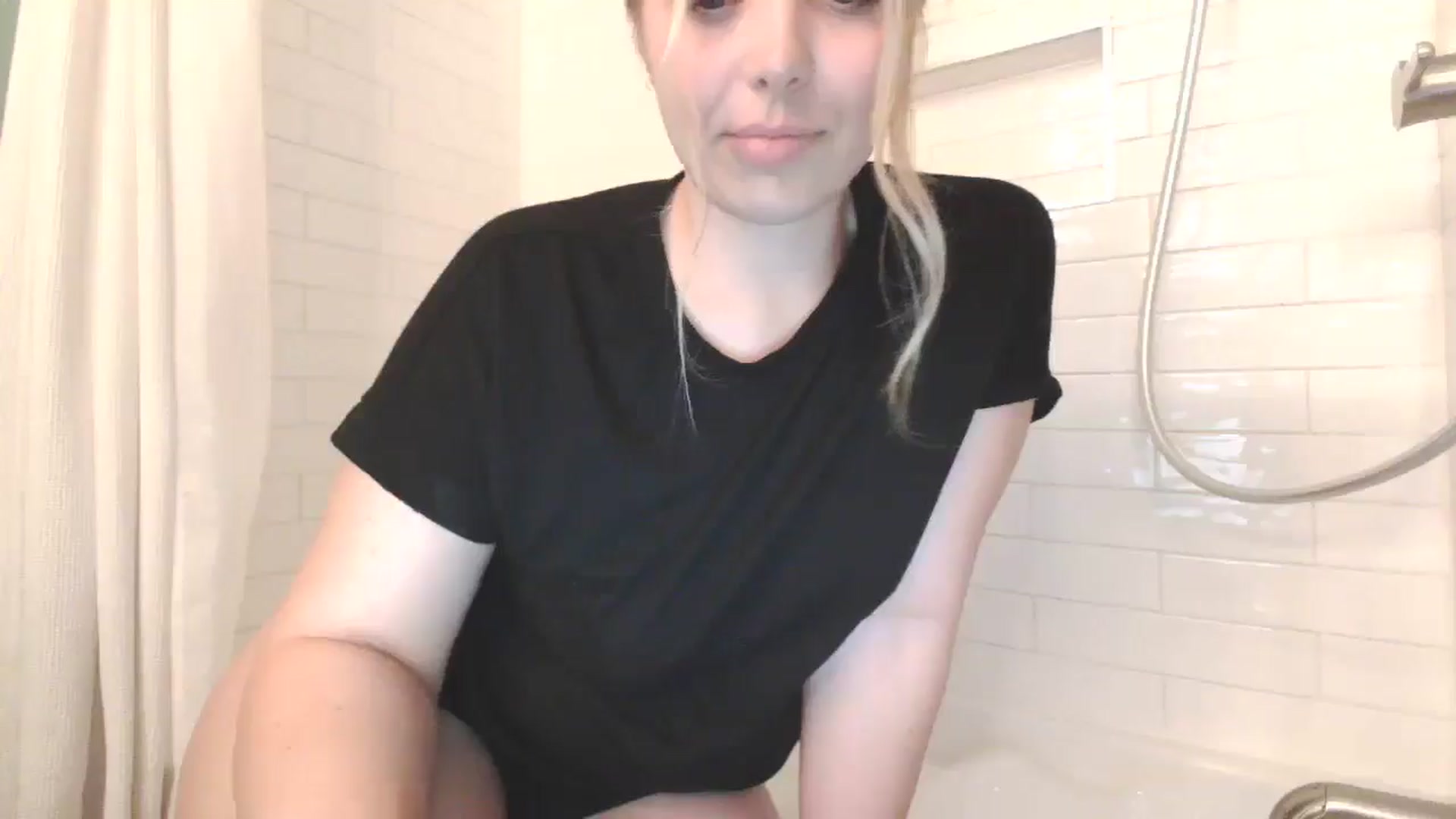 Gallery image thumbnail from Lovelyleah's myfreecams stream on, 06/07/2025, 03:59 image 9 of 20