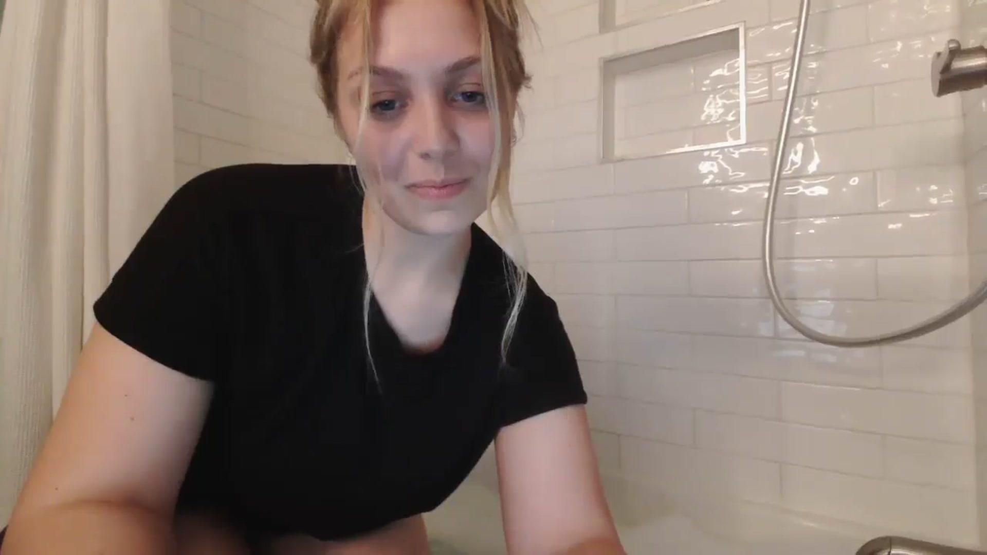 Gallery image thumbnail from Lovelyleah's myfreecams stream on, 06/07/2025, 03:59 image 16 of 20