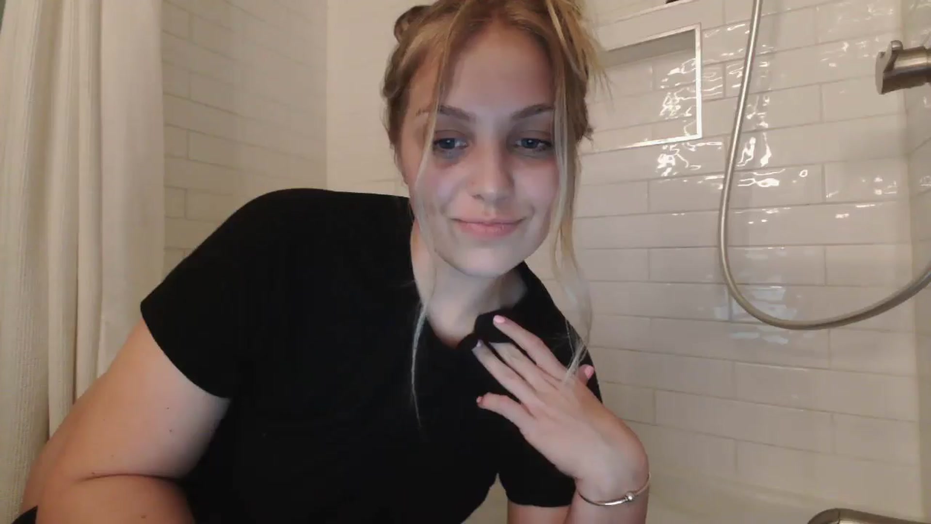 Gallery image thumbnail from Lovelyleah's myfreecams stream on, 06/07/2025, 03:59 image 15 of 20