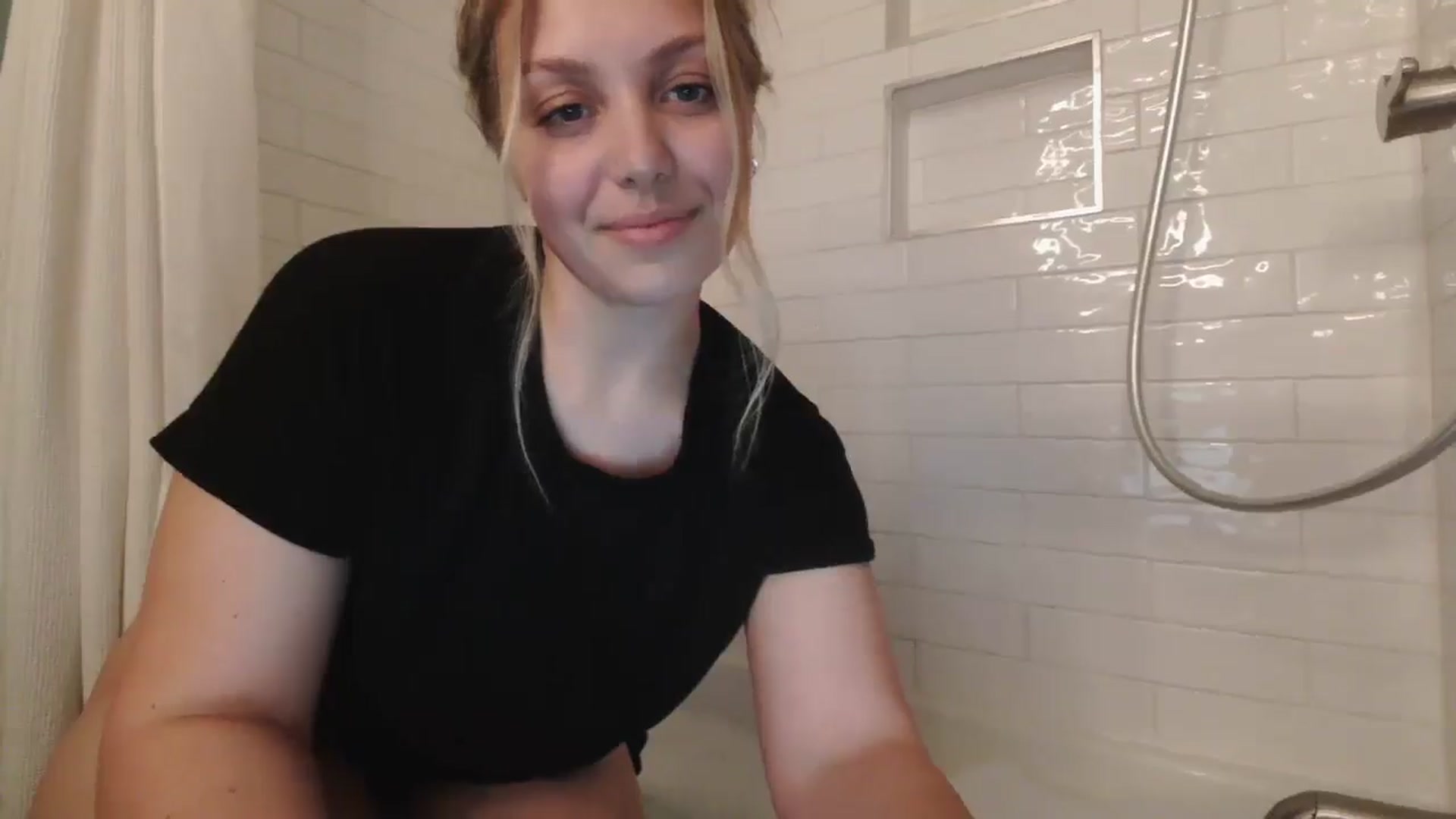 Gallery image thumbnail from Lovelyleah's myfreecams stream on, 06/07/2025, 03:59 image 19 of 20