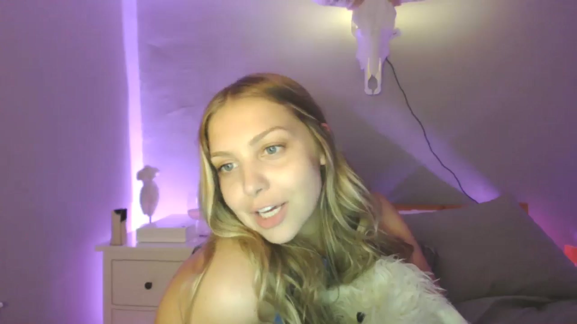 Gallery image thumbnail from Lovelyleah's myfreecams stream on, 06/15/2025, 06:05 image 17 of 20