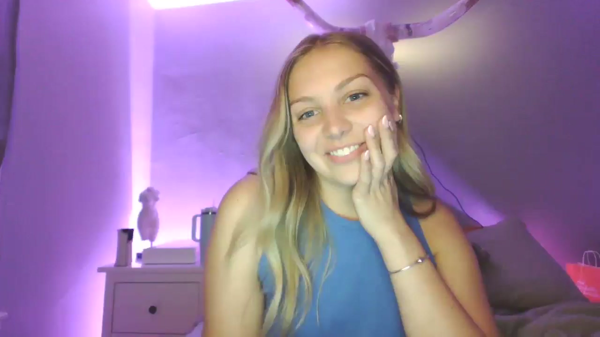 Gallery image thumbnail from Lovelyleah's myfreecams stream on, 06/15/2025, 18:46 image 14 of 20
