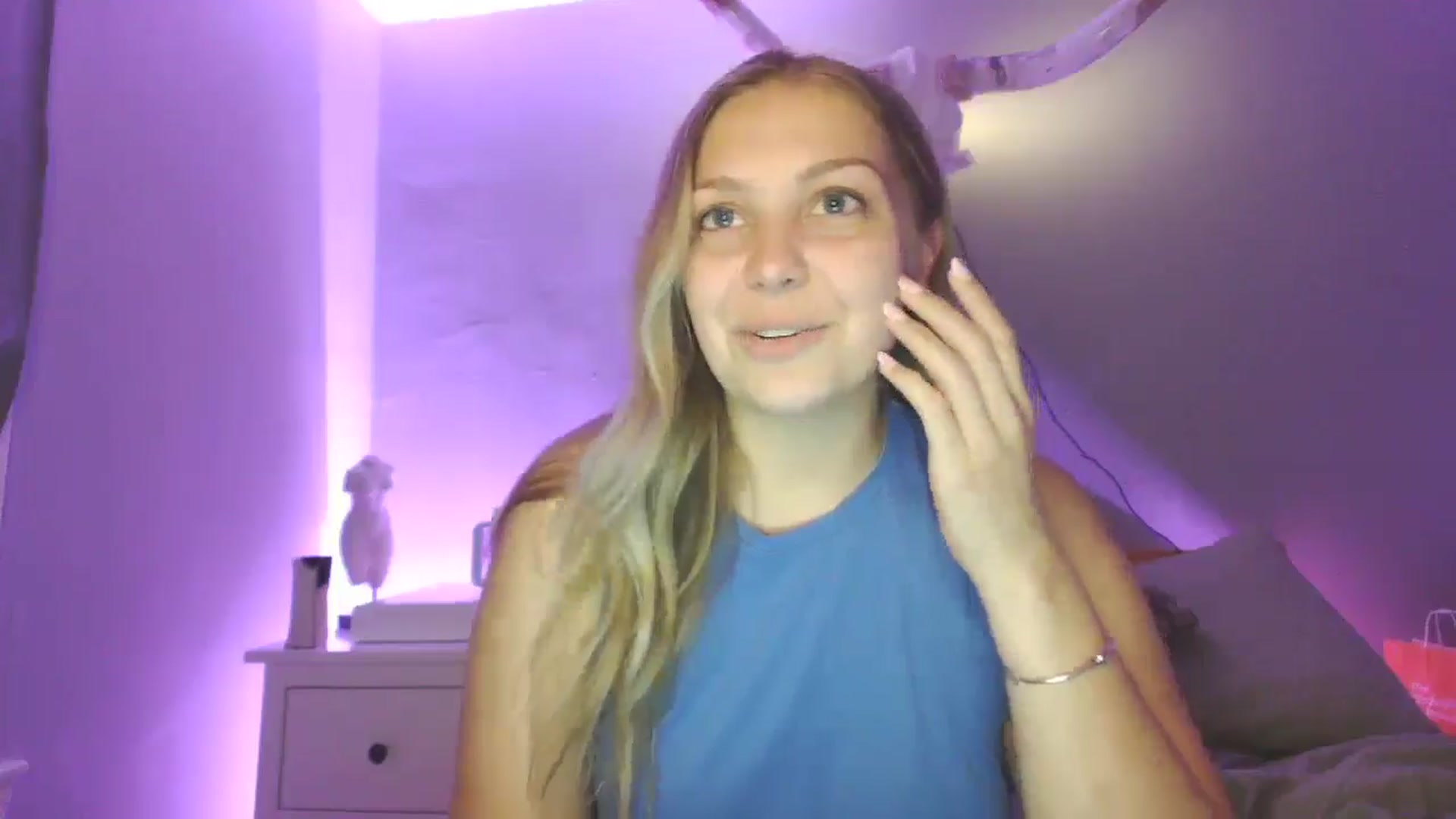 Gallery image thumbnail from Lovelyleah's myfreecams stream on, 06/15/2025, 18:46 image 16 of 20