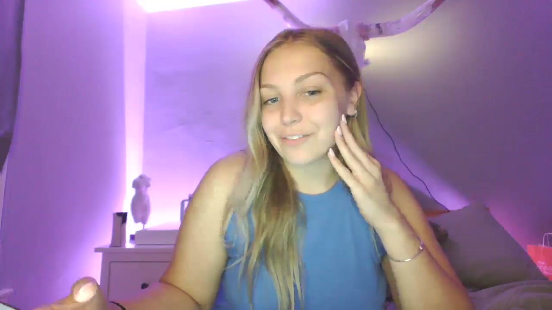 Gallery image thumbnail from Lovelyleah's myfreecams stream on, 06/15/2025, 18:46 image 10 of 20