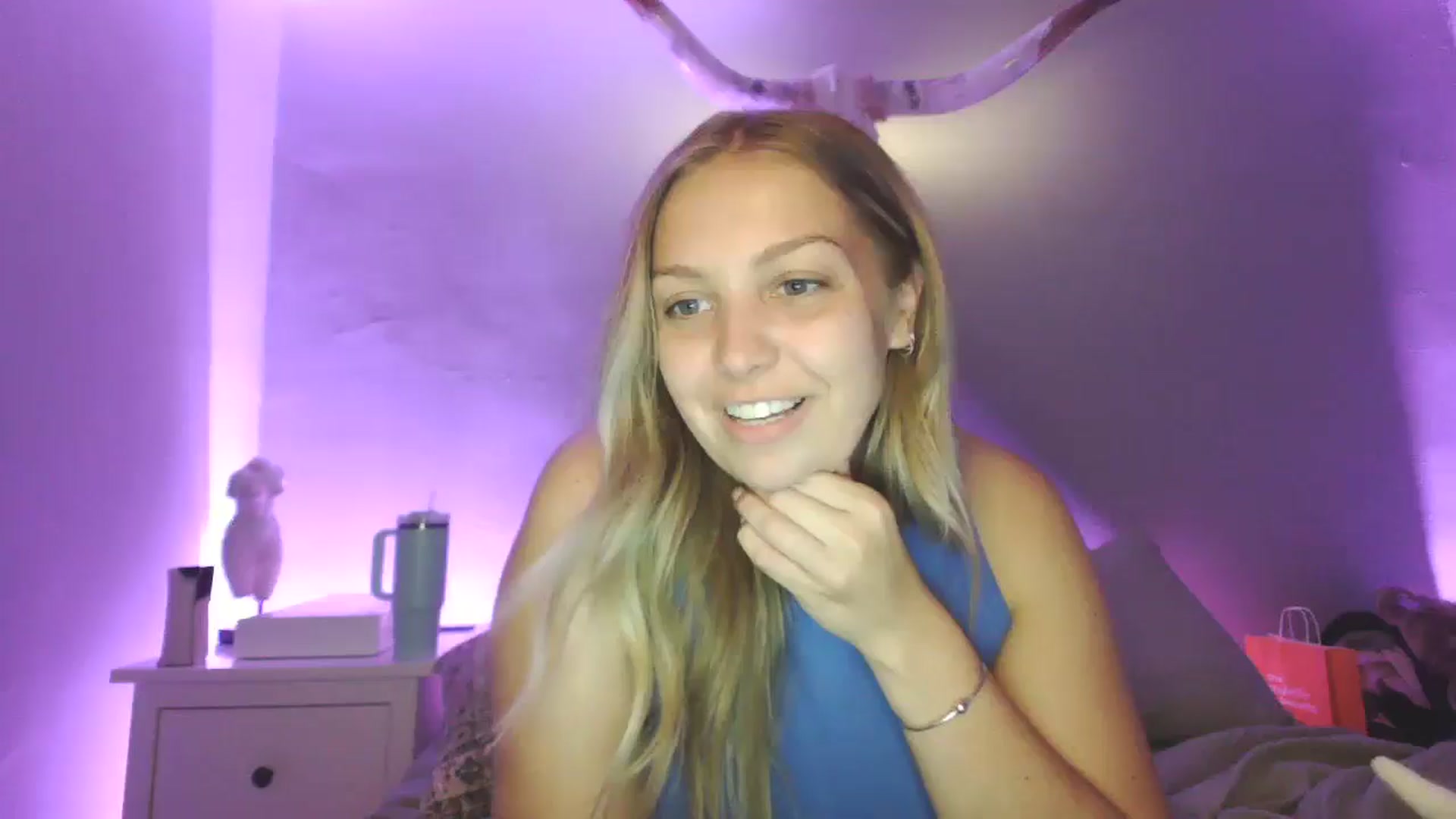 Gallery image thumbnail from Lovelyleah's myfreecams stream on, 06/15/2025, 18:46 image 1 of 20