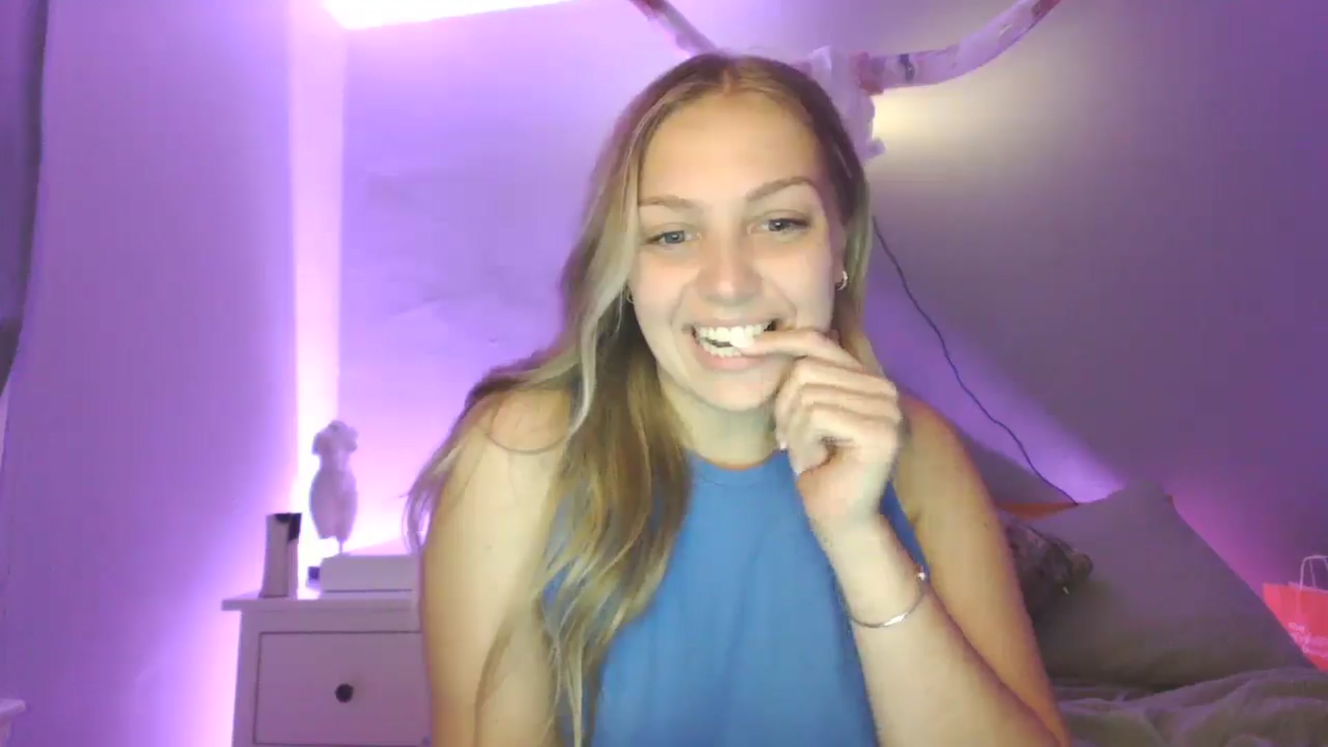 Gallery image thumbnail from Lovelyleah's myfreecams stream on, 06/15/2025, 18:46 image 17 of 20