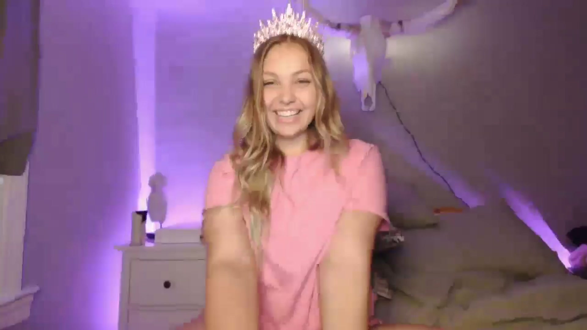 Gallery image thumbnail from Lovelyleah's myfreecams stream on, 06/17/2025, 15:03 image 7 of 20