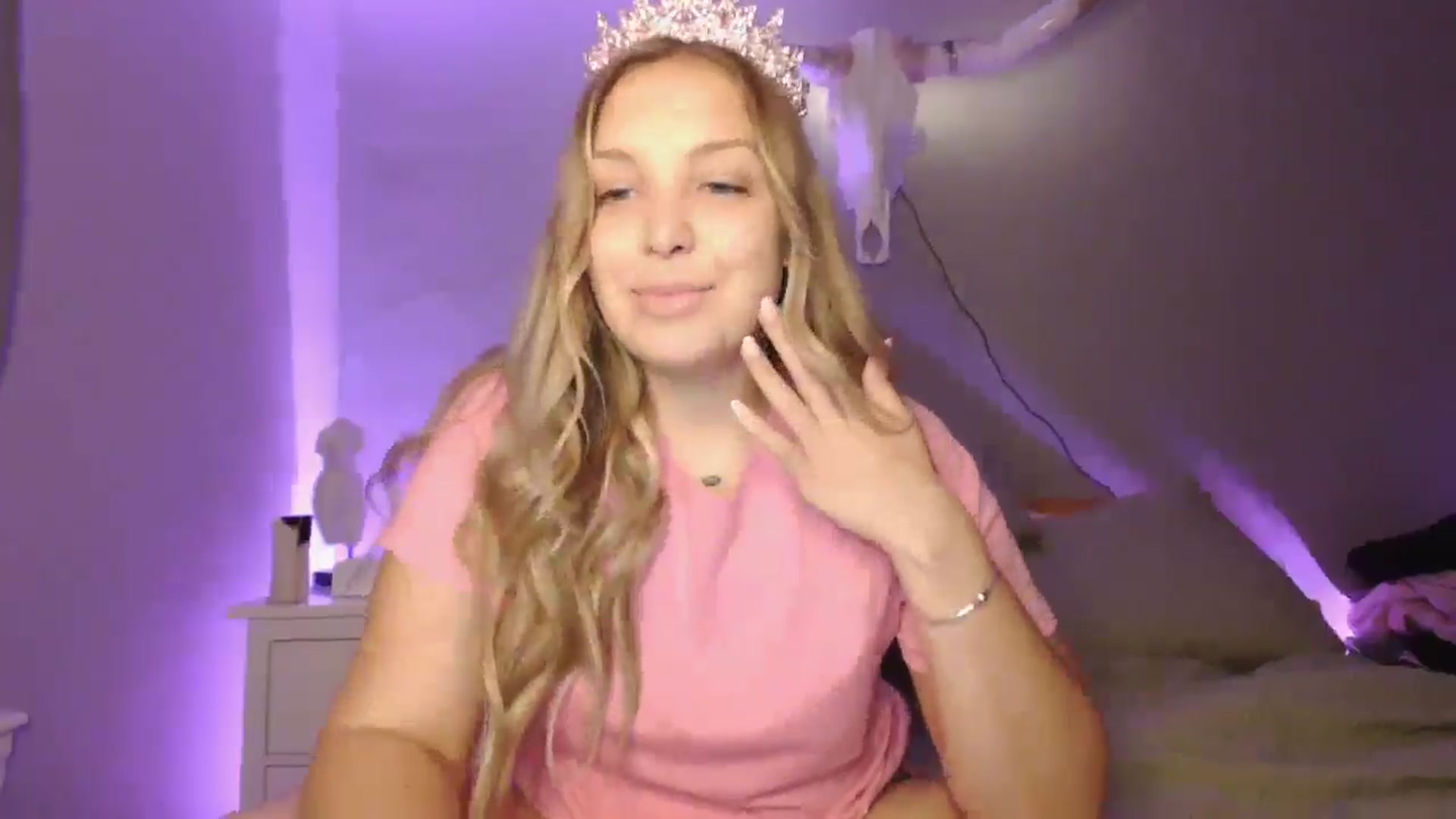 Gallery image thumbnail from Lovelyleah's myfreecams stream on, 06/17/2025, 15:03 image 16 of 20