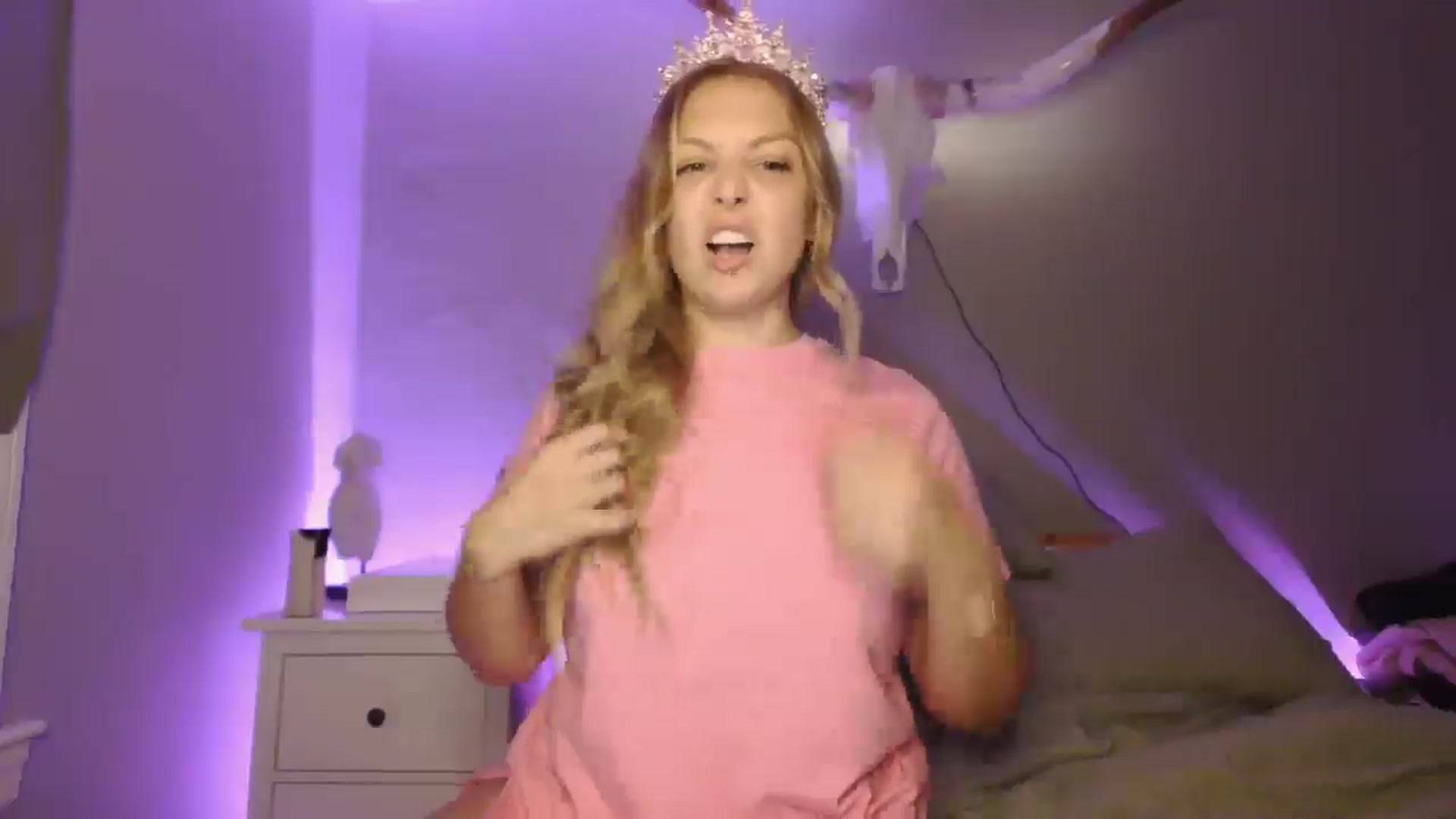 Gallery image thumbnail from Lovelyleah's myfreecams stream on, 06/17/2025, 15:03 image 11 of 20